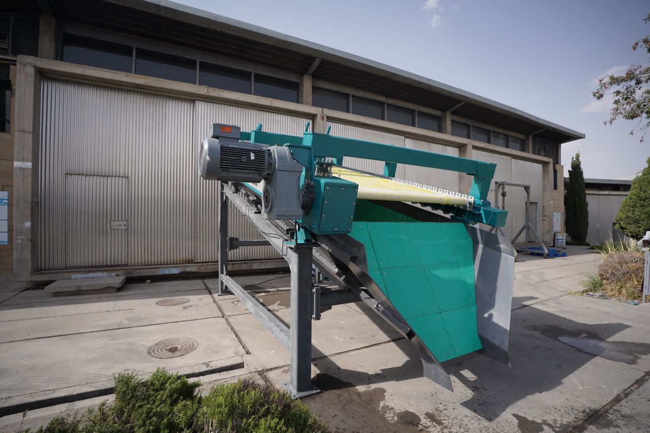 رونمایی از نخستین دستگاه سرند غلطکی هوشمند خورشیدی در اصفهان 