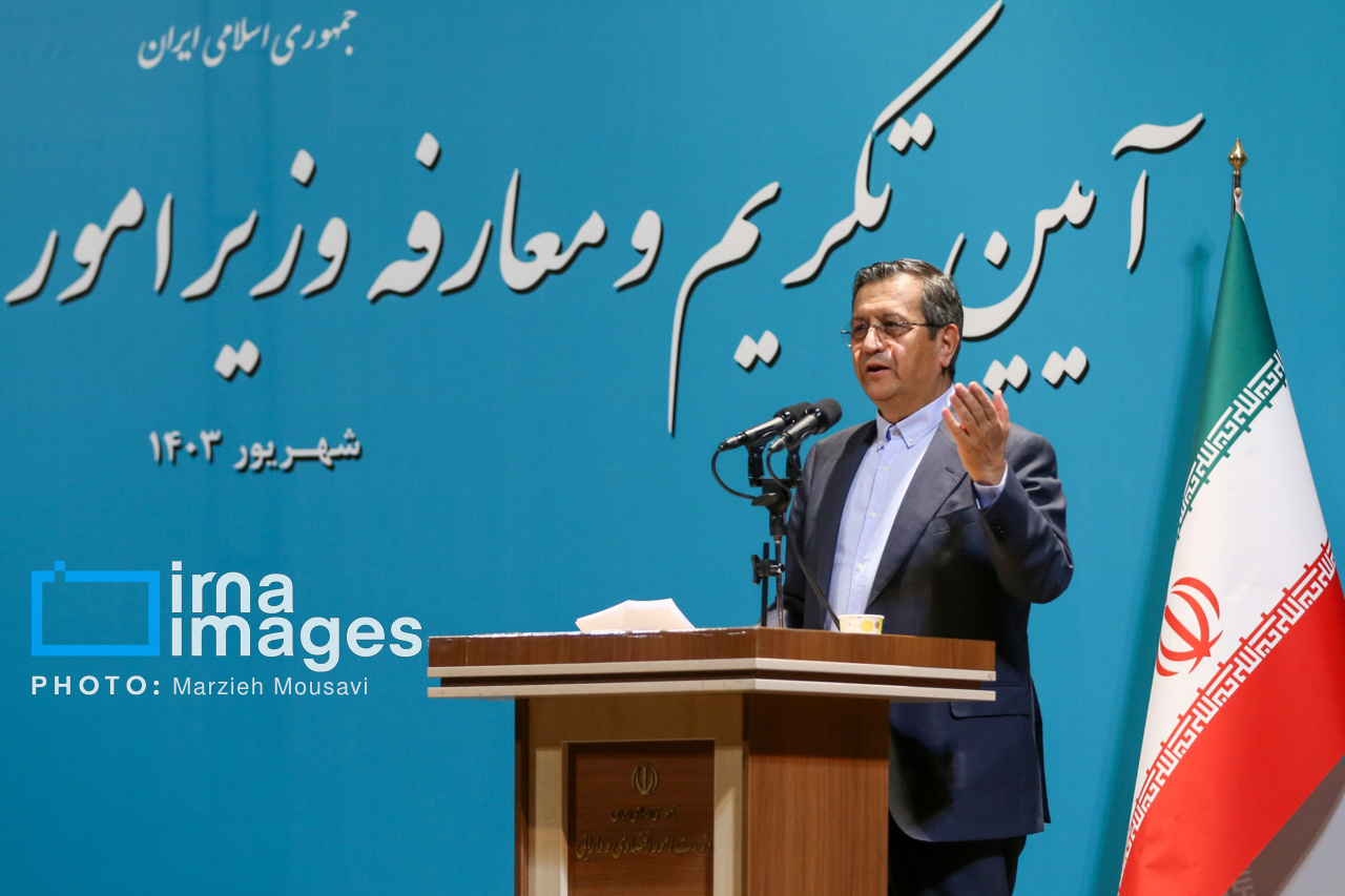 همتی: تحریم و شیوه حکمرانی موانع اصلی توسعه اقتصاد هستند